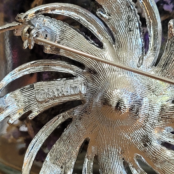 Sarah Coventry Brooch Flower with Faux Pearl Center - Picture 4 of 7